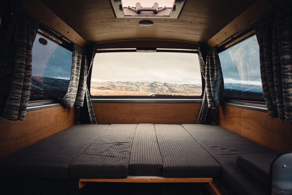 Gemütlicher Innenraum eines Vans: Badteppich für das Wohnmobil