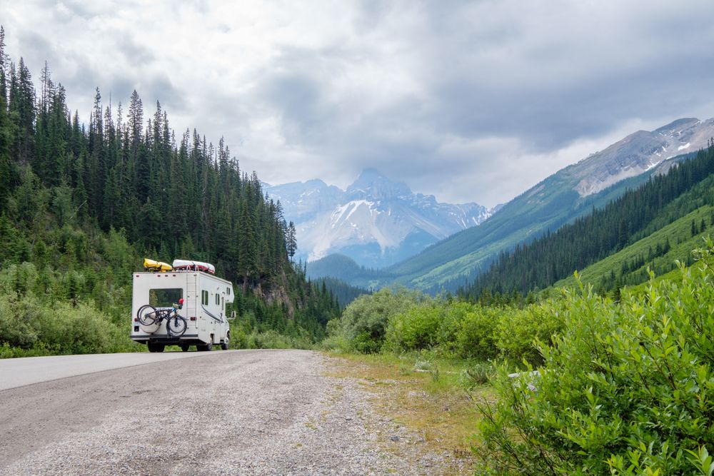 Camper unterwegs in den Bergen: Wohnmobil Teppich nach Maß für jedes Modell