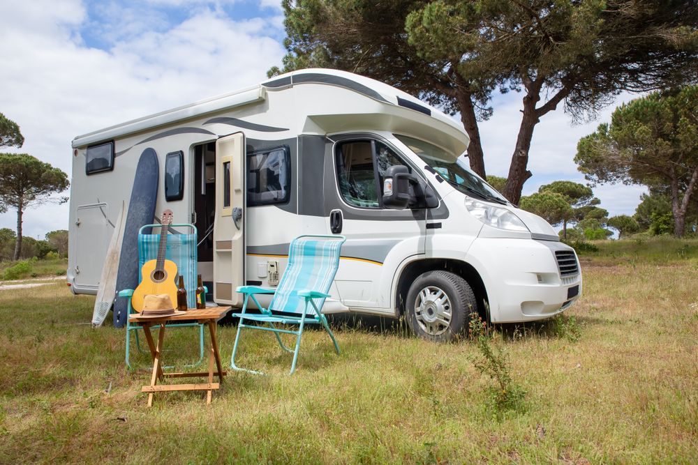 Wohnmobil auf einem Stellplatz: Symbolbild für Benimar Wohnmobil Teppich
